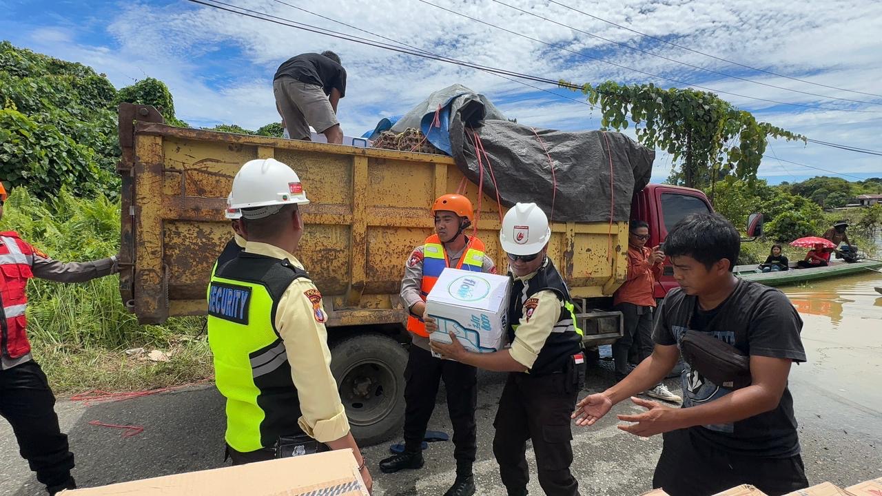 Brimob Polda Kaltim Evakuasi Warga Terdampak Banjir di Tujuh Desa Kabupaten Berau