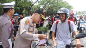 Meriahkan HUT RI ke-80, Polres Kutim Laksanakan Gerakan Pembagian Bendera