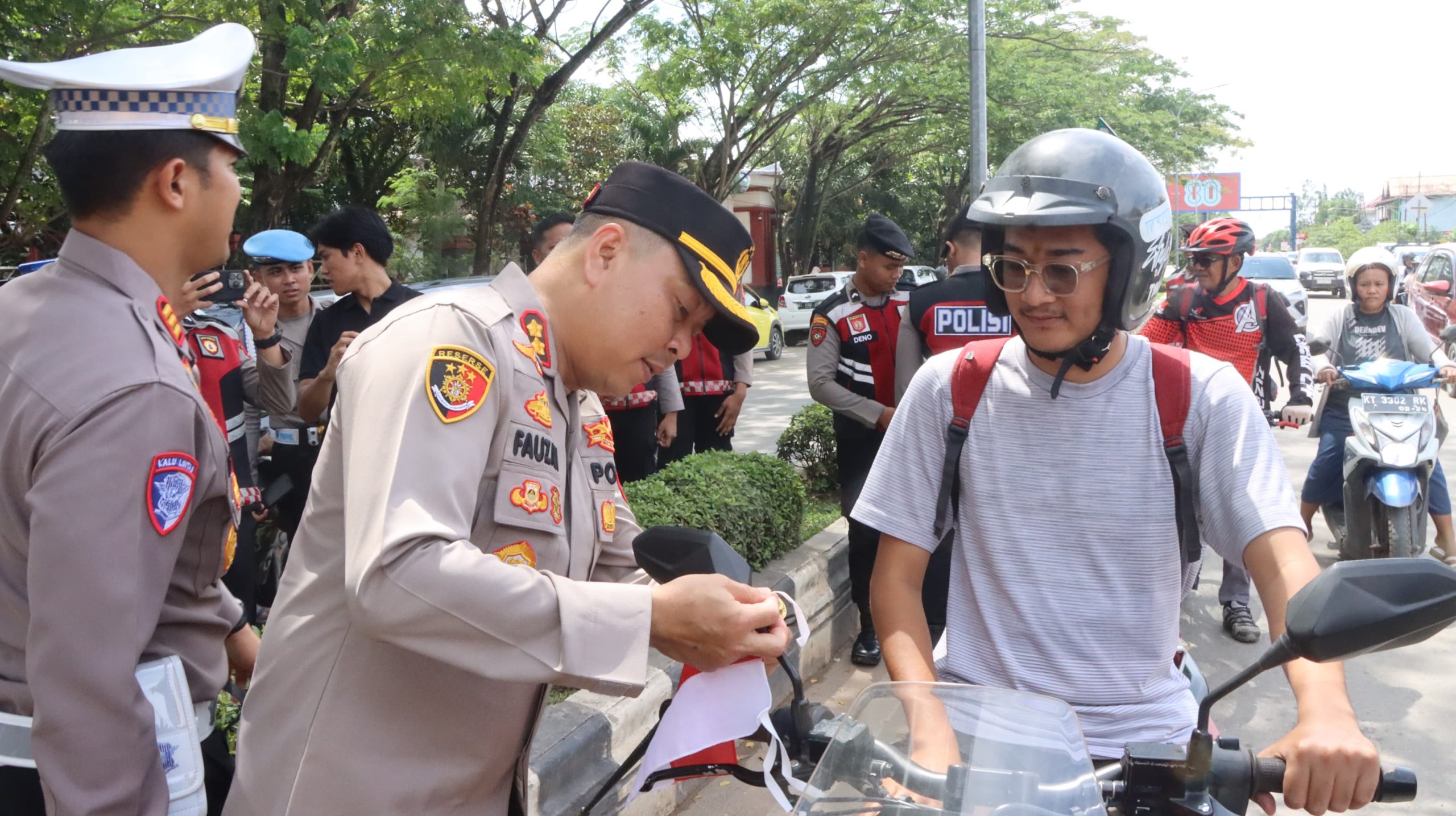 Meriahkan HUT RI ke-80, Polres Kutim Laksanakan Gerakan Pembagian Bendera