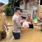 Tanggap Bencana, Kapolsek Muara Wahau Pimpin Pembagian Sembako di Lokasi Banjir