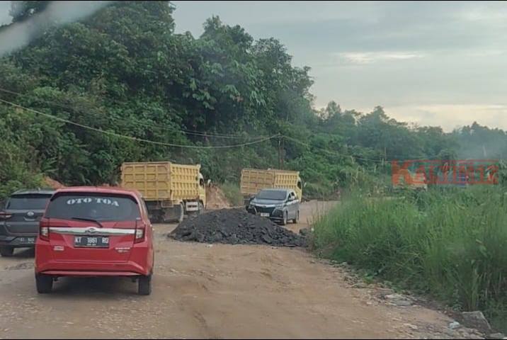 Jalur Hauling Ditutup, Truk Masuk Jalan Umum: Keselamatan Warga Desa Sekerat Terabaikan