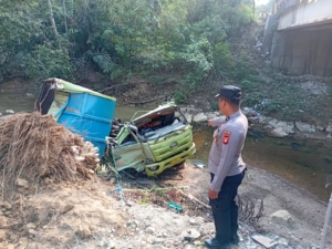 Diduga Rem Blong, Truk Bermuatan Koral Alami Kecelakaan di Bengalon