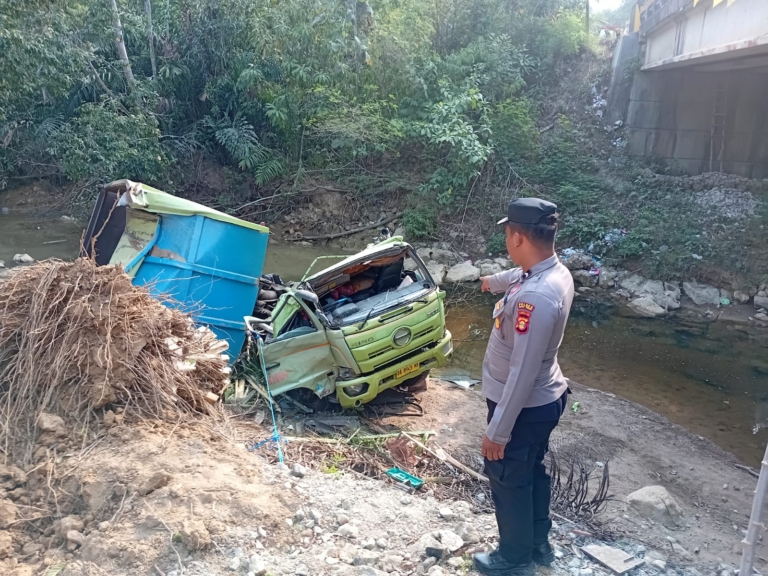 Diduga Rem Blong, Truk Bermuatan Koral Alami Kecelakaan di Bengalon