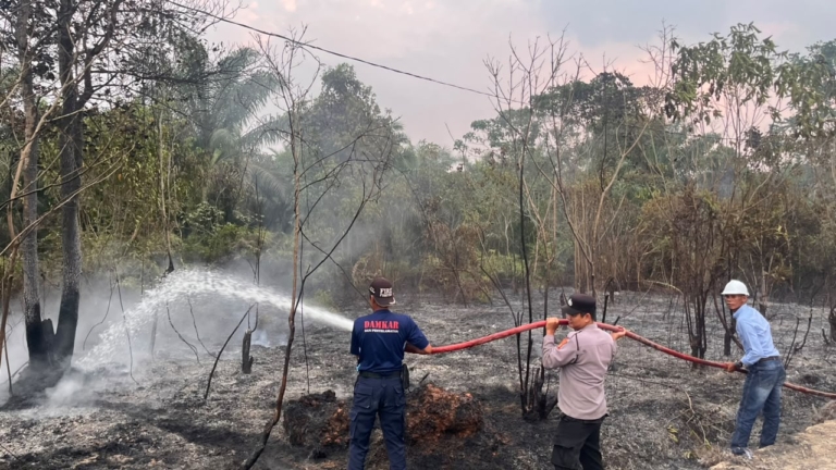 Kebakaran Lahan di Desa Karya Bhakti Kutim Berhasil Dipadamkan, Diduga Akibat Puntung Rokok