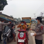 Antisipasi Dampak Asap Karhutla, Polsek Kongbeng Bagikan Masker ke Warga Marga Mulya