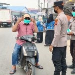 Polsek dan Puskesmas Sangkulirang Bagikan Masker Cegah Dampak Kesehatan Karhutla