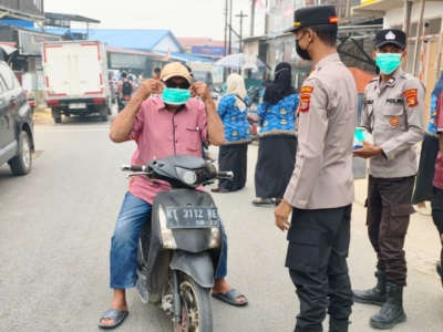 Polsek dan Puskesmas Sangkulirang Bagikan Masker Cegah Dampak Kesehatan Karhutla