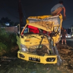 Bus dan Dump Truck Adu Banteng di Teluk Pandan