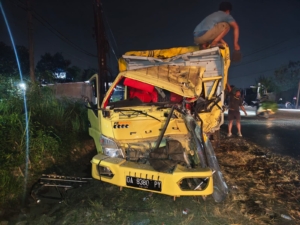 Bus dan Dump Truck Adu Banteng di Teluk Pandan