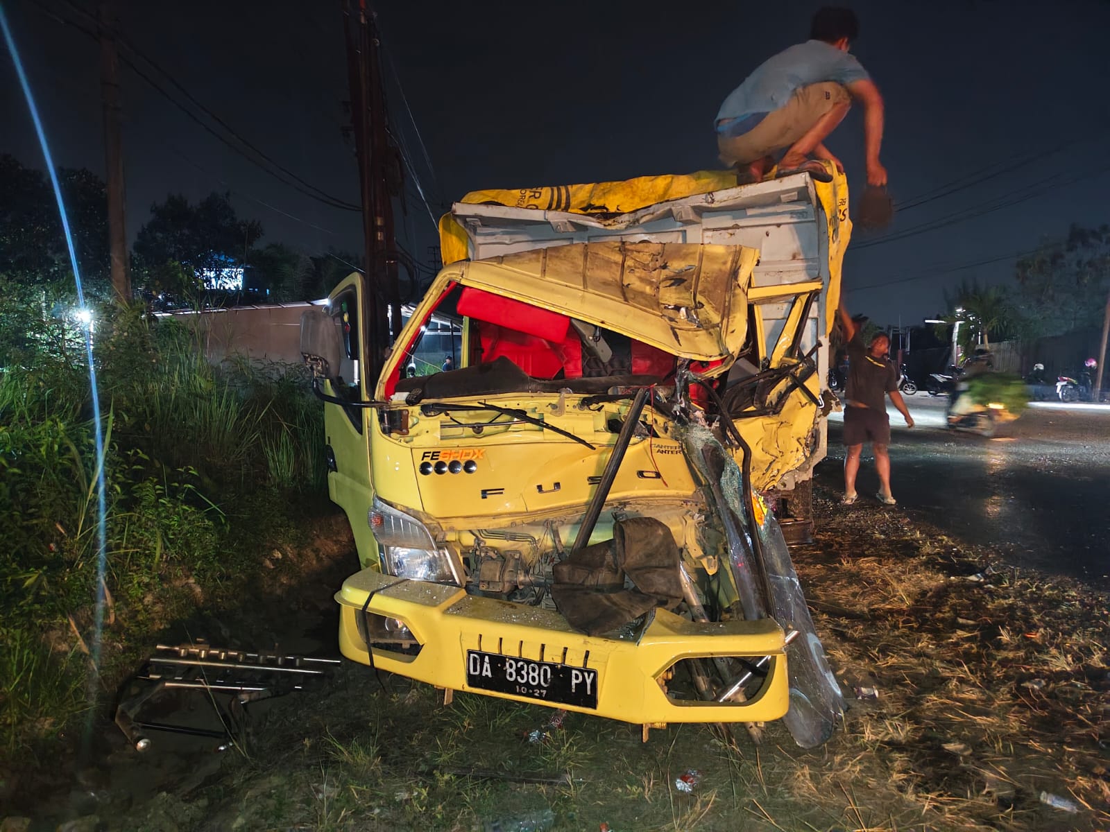 Bus dan Dump Truck Adu Banteng di Teluk Pandan