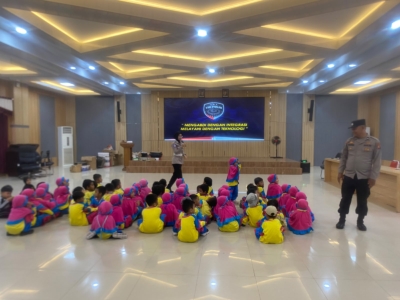Polres Kutim Kenalkan Tugas Polisi dan Bahaya Bullying kepada 64 Anak TK Mutiara Islam Al Ittiba