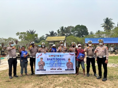 Polantas Kutim Sambangi Petugas Penggali Kubur TPU Silva Duta, Gelar Bakti Sosial HUT Lalu Lintas Bhayangkara ke-71